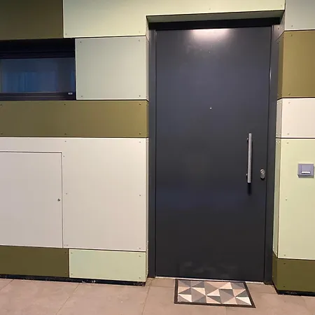 Modern Zentral Parkplatz Terasse Netflix Apartment