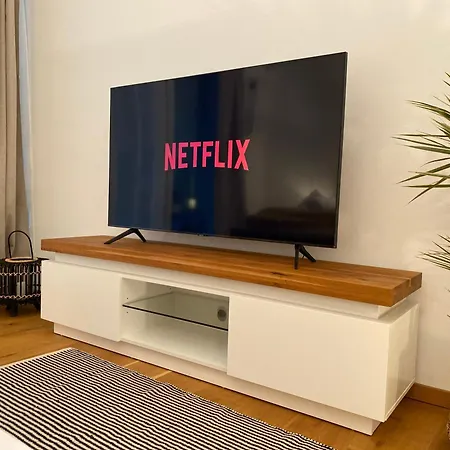 Modern Zentral Parkplatz Terasse Netflix